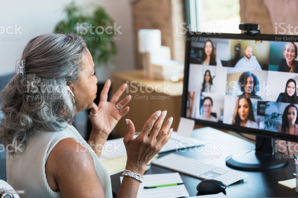 Una mujer participando en una presentación en línea.